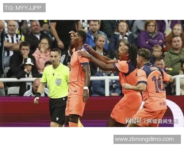 欧冠小组赛：巴塞罗那遭绝平出线告急，国际米兰四连胜晋级，曼城升至欧冠积分榜第四